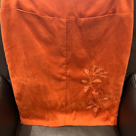Alannah Hill lined size 8 skirt in rusty suede-look with appliqué flower detail - Picture 6 of 12